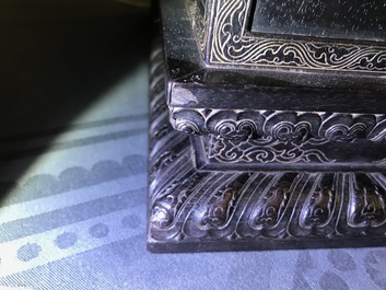 Een Chinees houten schrijn met inscriptie en inlegwerk, 19/20e eeuw